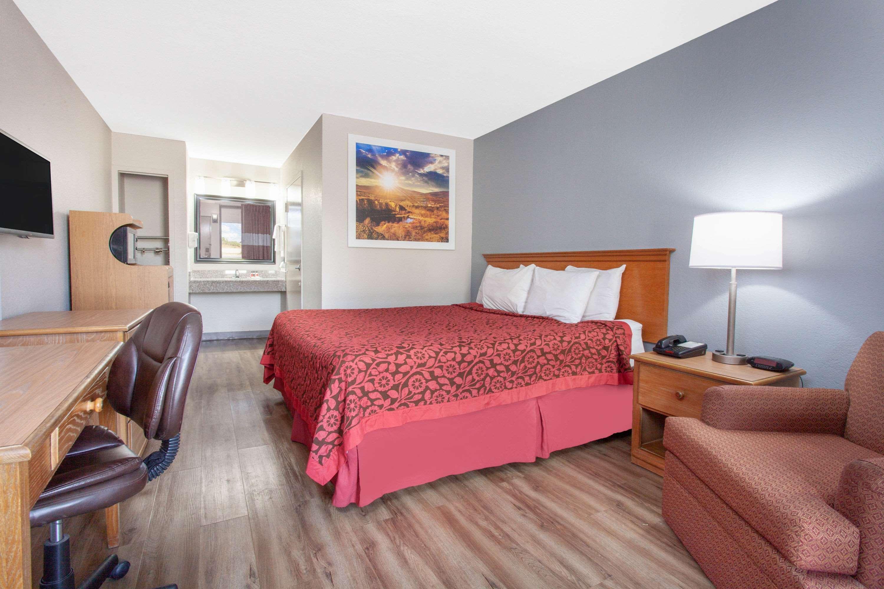 Days Inn By Wyndham Clinton - Laurens I-26 Екстер'єр фото