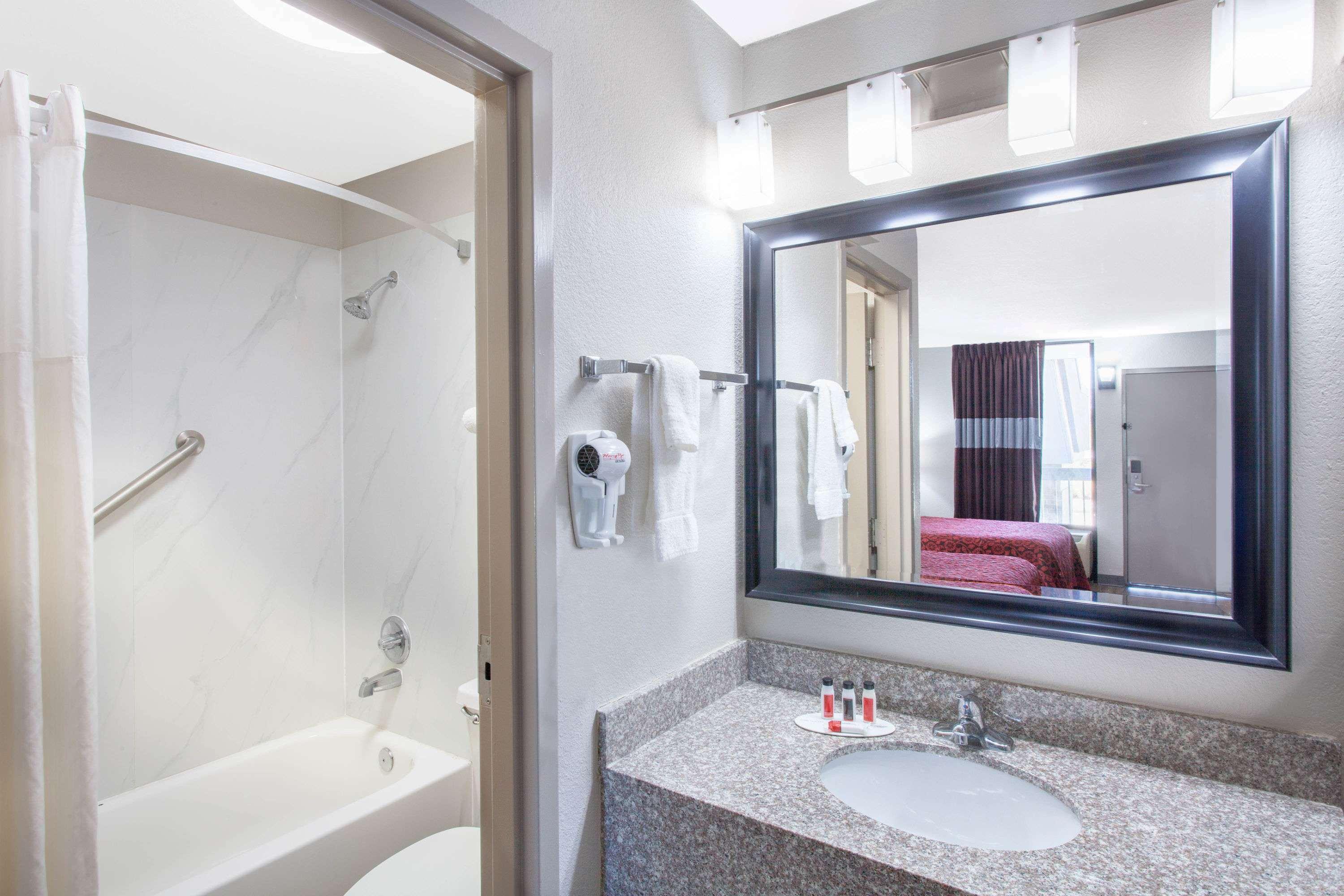 Days Inn By Wyndham Clinton - Laurens I-26 Екстер'єр фото